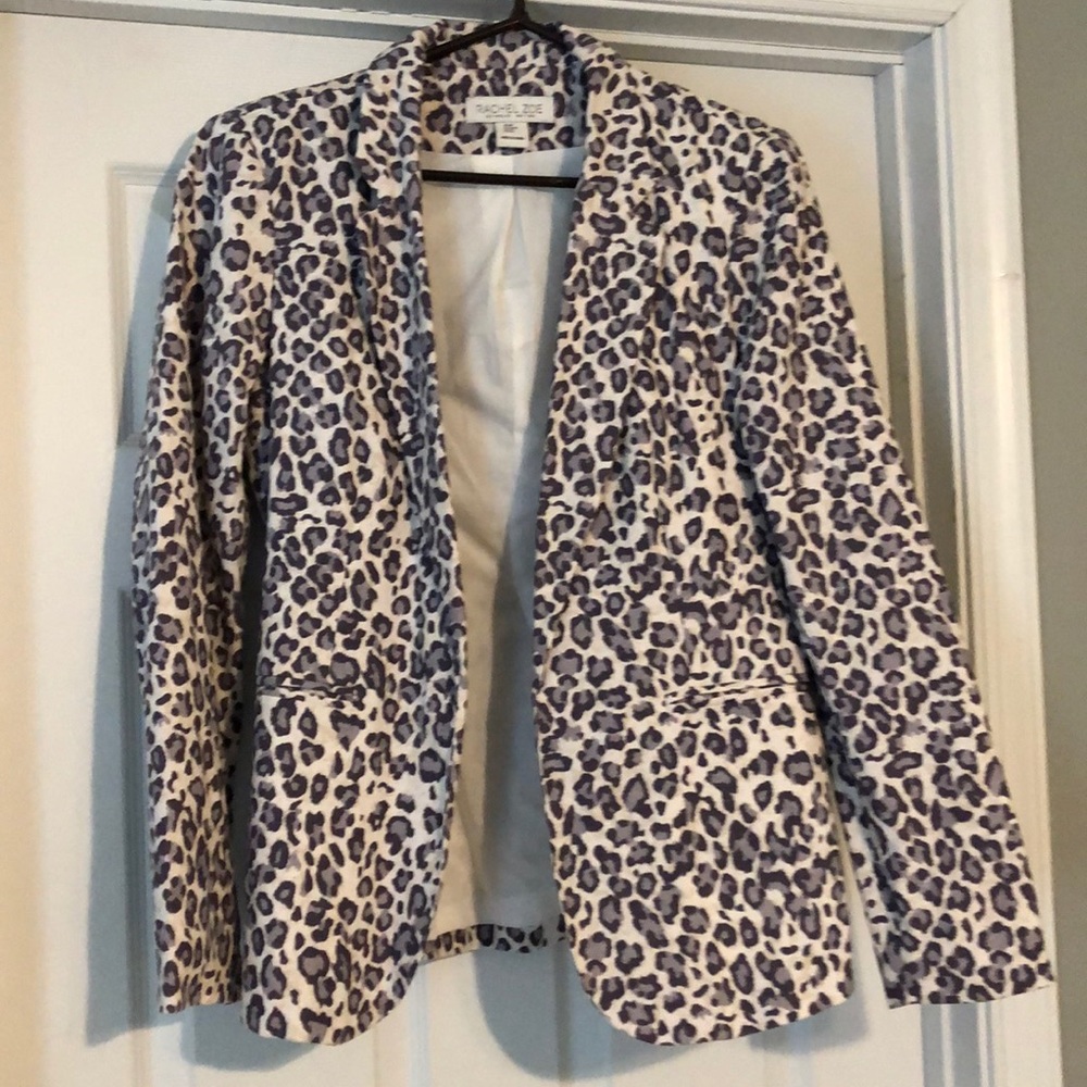 Beautiful comfy jacket! White leper print!